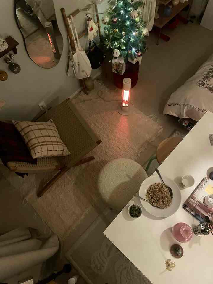 小さいのにしっかり温まる遠赤外線ヒーター、今年1買って良かった🙂‍↕️
#ヒーター #冬 #冬のインテリア #インテリア #一人暮らし #一人暮らし部屋 #一人暮らしアイテム #リビング #1K #日常 