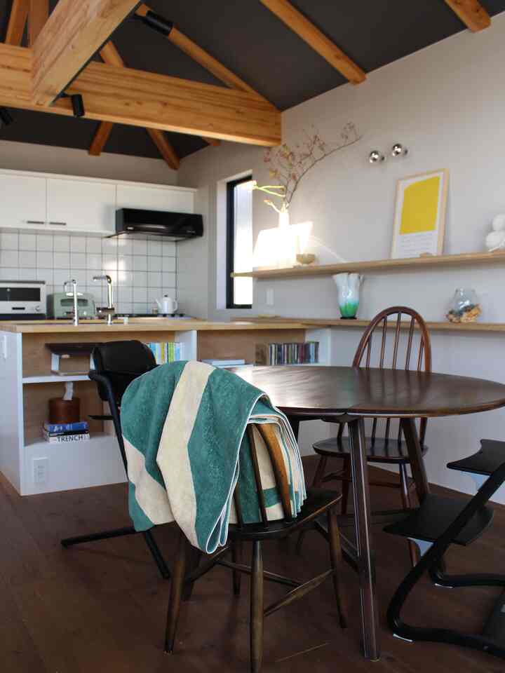 From a different angle than usual. When you open the skylight, sunlight comes in and it feels great.

I chose a vintage dining table and chairs because I thought they would get scratched and dirty easily while my children are still small.

#dining #ダイニングテーブル #ダイニングチェア #ベビーチェア #ハイチェア #アーコール #ラウンドテーブル #丸テーブル #造作家具 #ウォールシェルフ #飾り棚 #タイルキッチン #タイル #梁 #トップライト #天窓 #スポットライト #ダクトレール #ダクトレールライト #キッチン #キッチン家具 #キッチン家電 #キッチン壁