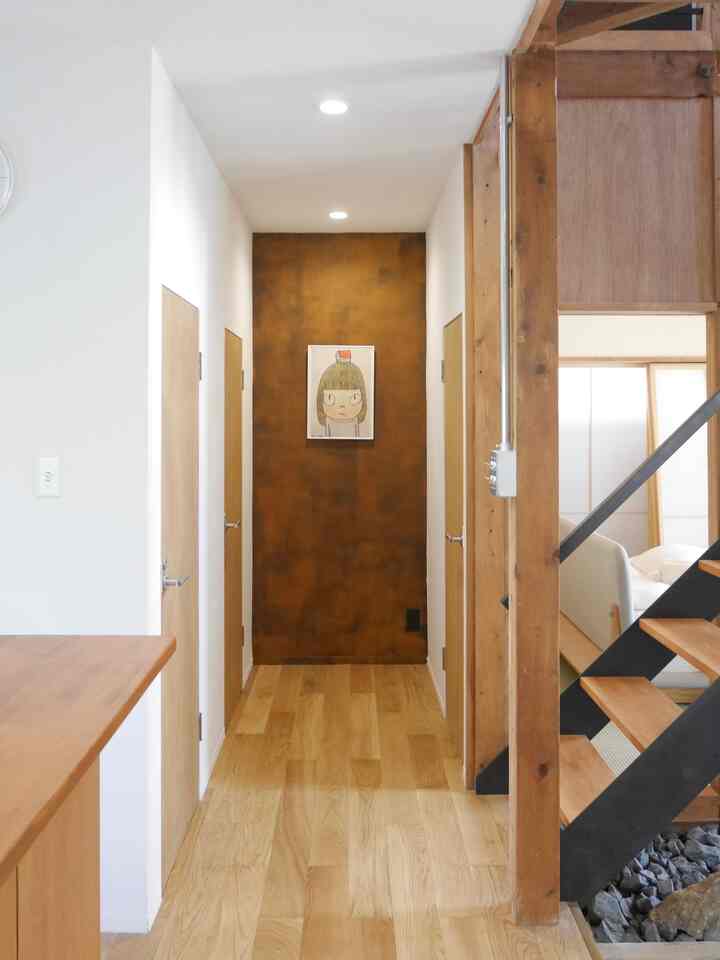 hall

引っ越して一年が経ちました。
奈良さんのthinking my houseに見守られて
家のことをたくさん考えた一年がでした🏠

#アート　#インテリアアート　#ホール　#アクセントカラー　#ヘイムスペイント　#アイアン　#スケルトン階段