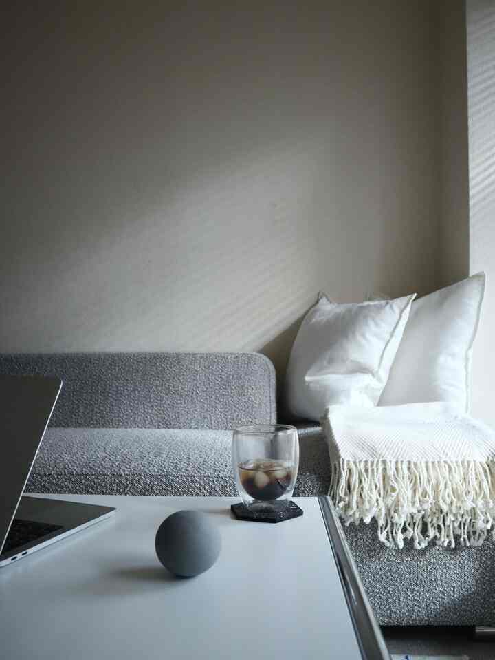 
The right side of the sofa looks like this (the left side is pic2)
A combination of a 2-seater sofa and an ottoman.
I used to use the Söderhamn from IKEA, but it was too big for the size of our living room, so I was looking for a compact sofa and found this one.
It's big enough for two people ☺︎

I recommend this sofa because there are several combinations depending on your lifestyle.
Other colors available are white and black.

I also like the Korean-style material ♪
By the way, the table is from the same brand, but it's currently sold out...

I like adding color to inorganic interiors, so I'd like to add some color here too.

#Koreaninterior #Koreainterior #無機質インテリア #韓国インテリア #シンプルインテリア #シンプルなインテリア #リビング #リビングインテリア #リビング小物 #リビングテーブル #ソファインテリア #ソファ #ソファのおすすめ #インテリア #インテリア家具 #インテリア小物 #シンプリスト #楽天市場 #楽天ROOM #hmhome #シンプルな暮らし #コーヒータイム #マンション #狭小住宅 #狭小住宅インテリア