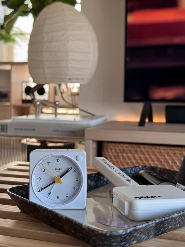 ブラウンのミニ時計🕰️
シンプルなデザインとサイズ感も相まってどの空間に置いても良いです🙆

#北欧インテリア 
#ミッドセンチュリー 
#ミッドセンチュリーモダン 
#ジャパンディ
#デザイナーズ
#japan
#frenchbulldog
#フレンチブルドッグ
#AKARI
#isamunoguchi
#イサムノグチ
#braun
#artek