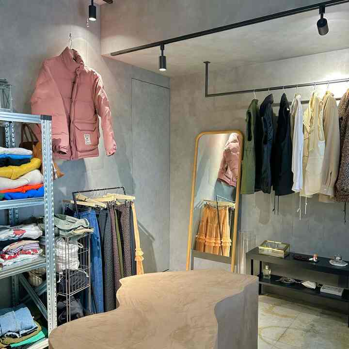 セレクトショップをイメージして作った空間です👖🏠

#マンションリノベーション #マンションリノベーション事例 #マンションリノベーション記録 #マンションリノベ事例 #マンションリノベ #中古マンションリノベーション #中古マンションリノベ #中古マンションフルリノベーション #スケルトンリノベ #クローゼットリノベーション #クローゼット収納 #コンクリート打ちっぱなし #コンクリート床 #服好きの家 #服好きの部屋 #リノベ事例 #塗装壁 #グレー塗装 #リノベ塗装 #グレーの壁 #uniqlo #サウス2ウエスト8 #south2west8 #baum #クリアチェアー #グレーインテリア