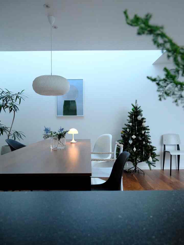 白と木目調が調和した北欧モダンのダイニングルーム、洗練されて広々とした印象的な空間