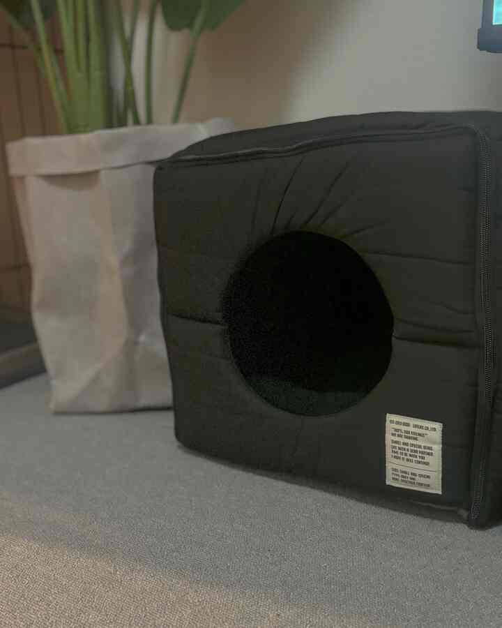 先月迎えた犬のために箱型のベッド買ったけど、
1秒で出てこられた🐶😂

幅取るインテリアはモノクロで統一しているのだけど、オールブラックの犬ベッドってあんまりなくてよきでした🙆‍♀️
そのうち慣れて使って欲しいな〜💡

#インテリア #韓国インテリア #1K #8畳 #一人暮らし #一人暮らし部屋 #ペットグッズ #ペットインテリア #犬がいる暮らし 