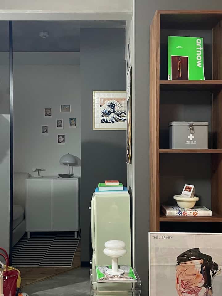 ホワイトとグレーのトーンの1LDKリビング、北欧スタイルとアートが配置された印象的な空間