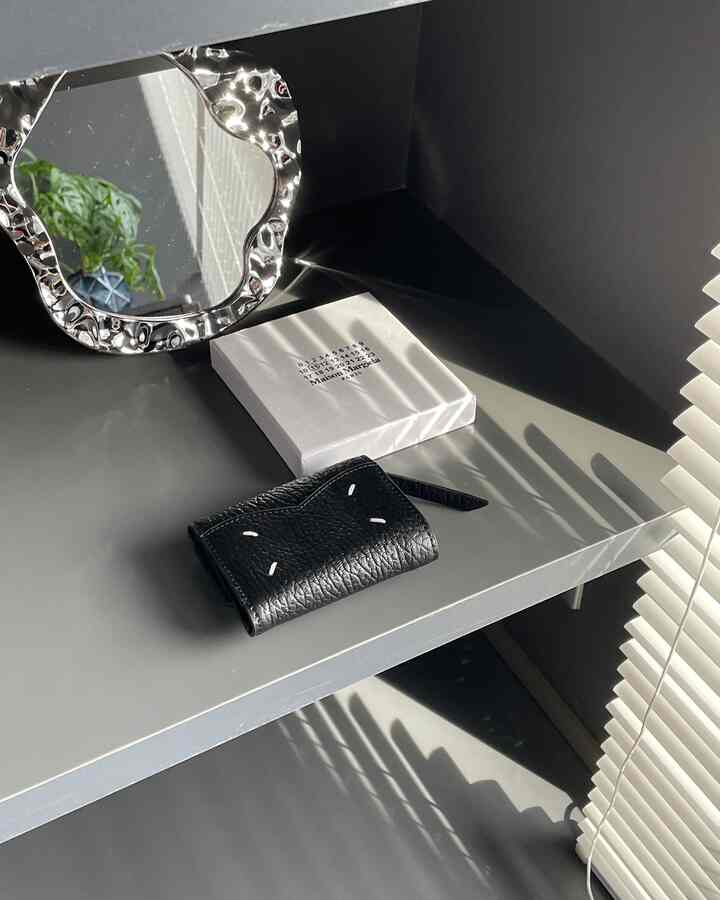 Pendatang baru telah bergabung dalam ruang yang kami rencanakan untuk diisi dengan favorit kami #ARTOFBLACK #卓上ミラー #ブラインド #メゾンマルジェラ