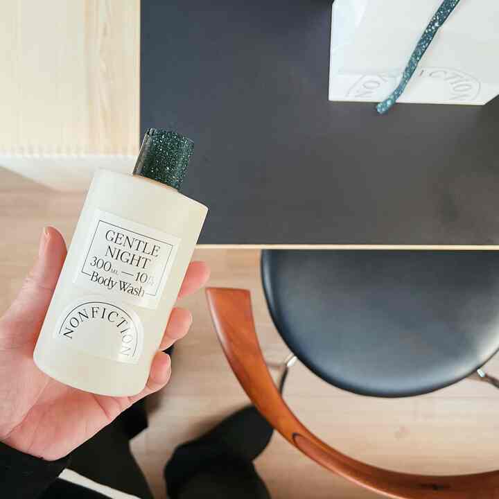 ライトブラウンの木目調床と黒いダイニングテーブル、スツールが配置されたモダンなリビング