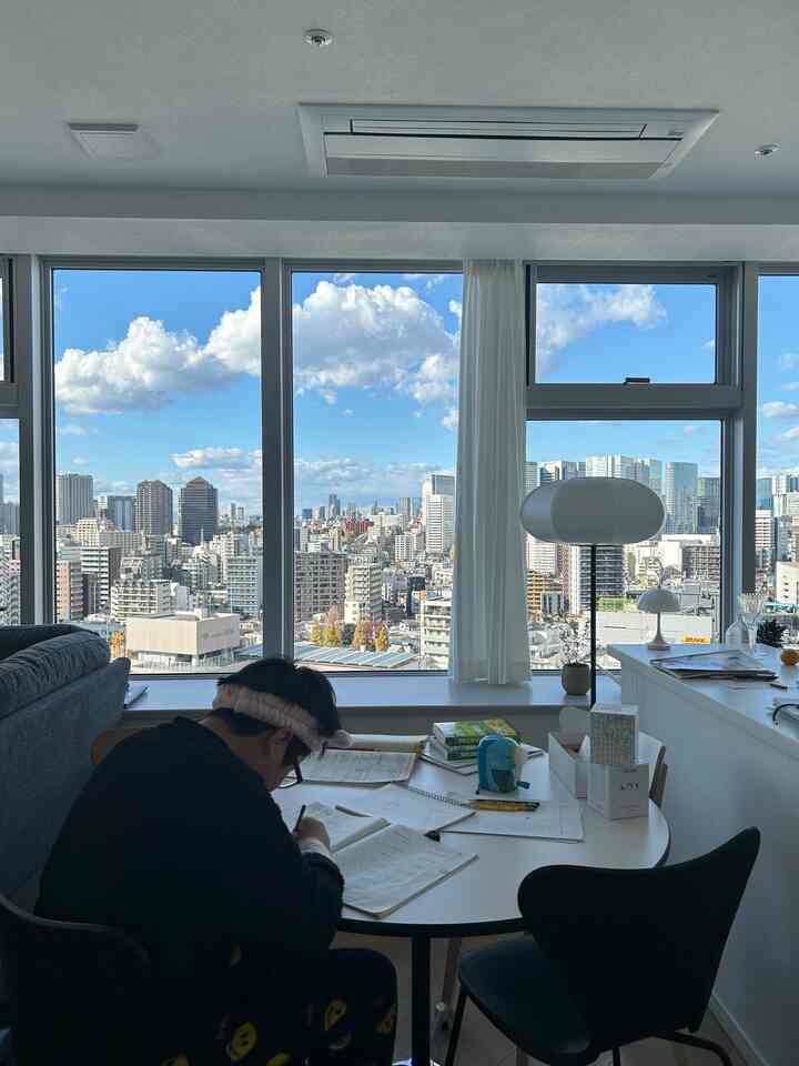 Hari ini adalah hari belajar📝
Belajar di meja makan di akhir pekan
Hari itu berakhir tanpa aku keluar sekali pun 😅

#Ujian masuk SMP #中学受験ママ