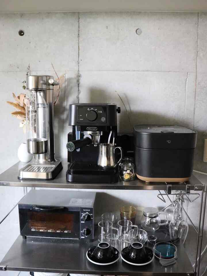 コンクリートにはシルバーがやっぱり合いますね！
ブラックの家電をよりかっこよくディスプレイしてくれます。

#キッチン #キッチン家具 #キッチン家電 #キッチン収納 #無印良品 #シルバー #ブラック #ブラックキッチン 