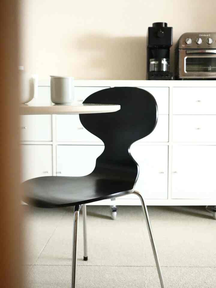 
In the dining room, I use an IKEA Kallax with an optional insert as a cupboard ☺︎

I placed the Kallax in a 8-unit and 4-unit configuration, connected side-by-side, and attached casters underneath at my own risk.
I try not to put too many things on the left side.

And I love the shape of my favorite Ant Chair that I bought this year. It's cute and I love it. It's also comfortable to sit on.

#Koreaninterior #Koreainterior #韓国インテリア #無機質インテリア #シンプルインテリア #IKEA家具 #IKEA #クイジナート #シンプルなインテリア #シンプルインテリア #ミニマリズム #シンプリスト #ダイニング #ダイニングインテリア #ダイニングスペース #ダイニングチェア #カップボード #食器棚 #楽天市場 #楽天ROOM #インテリア #インテリア家具 #インテリア家電 #インテリアチェア 

