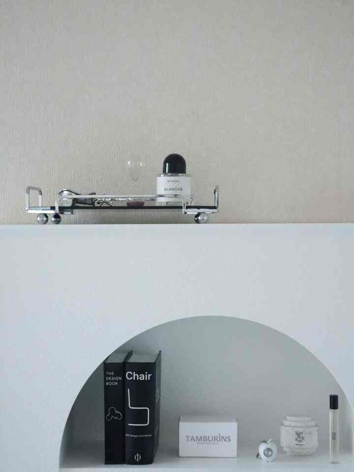 
I don't like to put too many things on the mantelpiece, but I want to organize what I do have, so I'm keeping all the little things together on a black and silver tray.
I bought this because I thought the design from the side was cute ☺︎

I also like that this tray has handles so it can be used as a cafe tray.
I might use it as a cafe tray if I get tired of this display!
I took the second photo from a distance.
It's simple but has a strong presence, so I love it♪

#Koreaninterior #Koreainterior #韓国インテリア #シンプルなインテリア #シンプルインテリア #シンプルな暮らし #シンプリスト #インテリア #インテリア小物 #インテリア家具 #インテリアオブジェ #無機質インテリア #海外インテリア #ホワイトインテリア #購入品レビュー #購入品 #楽天市場 #楽天ROOM