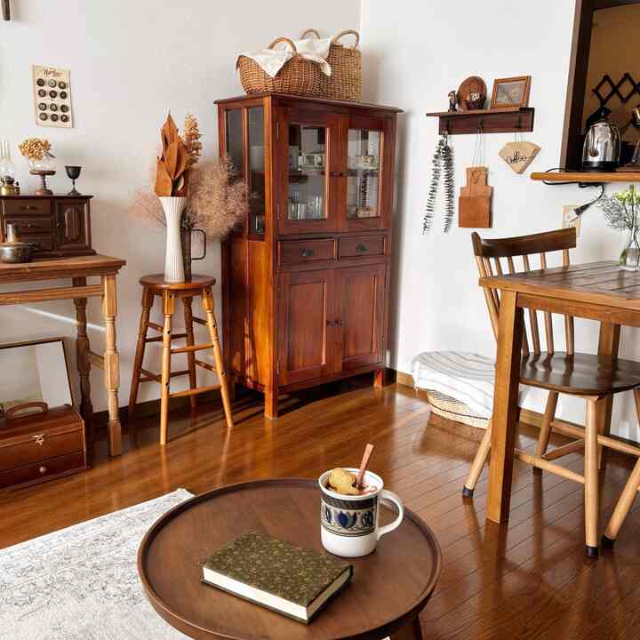 温かみのある木目調とナチュラル素材のダイニング、ヴィンテージ家具とおうちカフェの小物が調和する雰囲気のあるインテリア