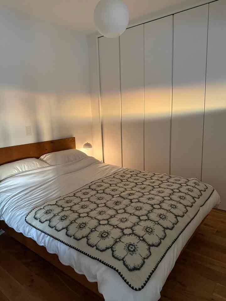 ベッドルームです。
寝室は壁一面のクローゼット＆ダブルベッドと小さなチェストだけ。
ベッドが置けるギリギリの広さにしてその分リビングを広くしました。



#unicoダブルベッド
#Panasonic建具
#フラワーポットランプ
#ルイスポールセン照明
#ミナペルホネンブランケット
#マンションリノベーション
#北欧インテリア
