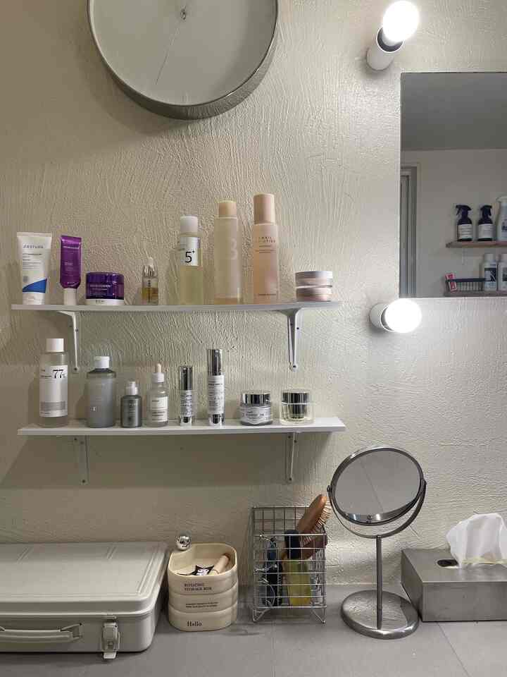 我が家の洗面所
スキンケアは自分でつけた棚に並べています。
出しっ放しだとごちゃごちゃして見えるかな？て、思ったけど、面倒なスキンケアも使いやすくて楽ちんです。
#洗面所インテリア #オープンシェルフ #インテリア #1DK #2人暮らし #IKEA  #無印良品 #MUJI 