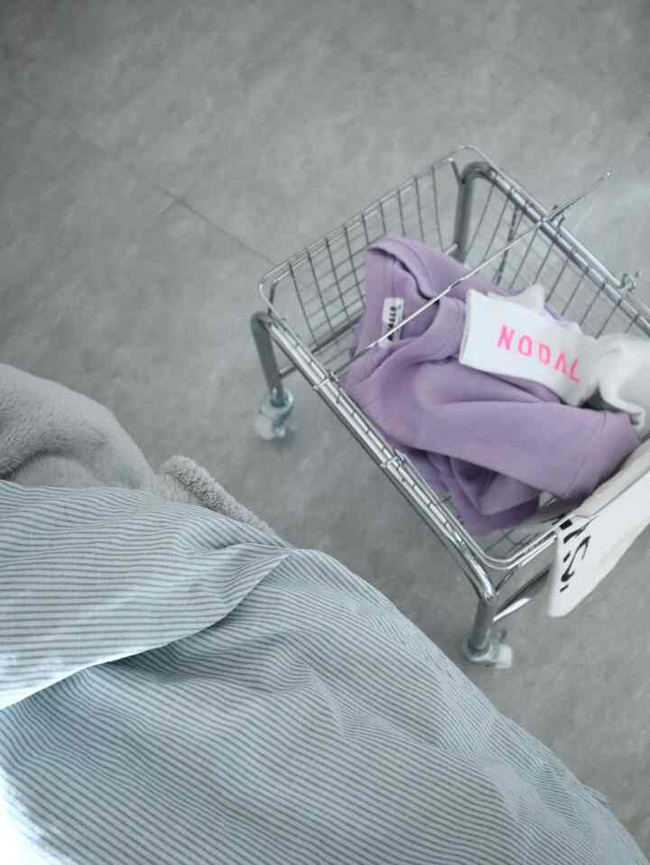 
Saya mulai mendekorasi ulang dari interior Skandinavia ke interior anorganik/Korea dan semuanya terlihat cukup bagus ☺︎

Saya biasa menaruh buku asing di keranjang beroda yang bisa dilepas, tapi saya ingin menggunakannya setiap hari, jadi saya mencari cara untuk menggunakannya.
Ada rodanya sehingga mudah untuk dipindahkan, dan menurutku sebaiknya menaruh pakaian dan selimut di dalamnya seperti ini.

Sweater ungu di dalamnya adalah favoritku karena warnanya♩
Sebagian besar kamarnya monokrom, jadi saya ingin sedikit warna ☺︎
Ngomong-ngomong, cover duvetnya juga warnanya biru kusam, tapi aku berencana segera mengganti covernya.
Ini mungkin bukan musiman, tapi inilah gaya saya.





#Koreaninterior #Koreainterior #Koreaninterior #Korean style #Interiorluar negeri #Interior anorganik #Interiorsederhana #Interiorsederhana #Penataan kamar tidur #Interior #Kamar Tidur #Aksesoriskamar tidur #Penataan kamar tidur #Interior kamar tidur #Perabotan kamar tidur #Perabotan interior #Skema warna interior #Interior aksesoris #Interior deco #Simplist #Interior penuh warna #Interior monoton