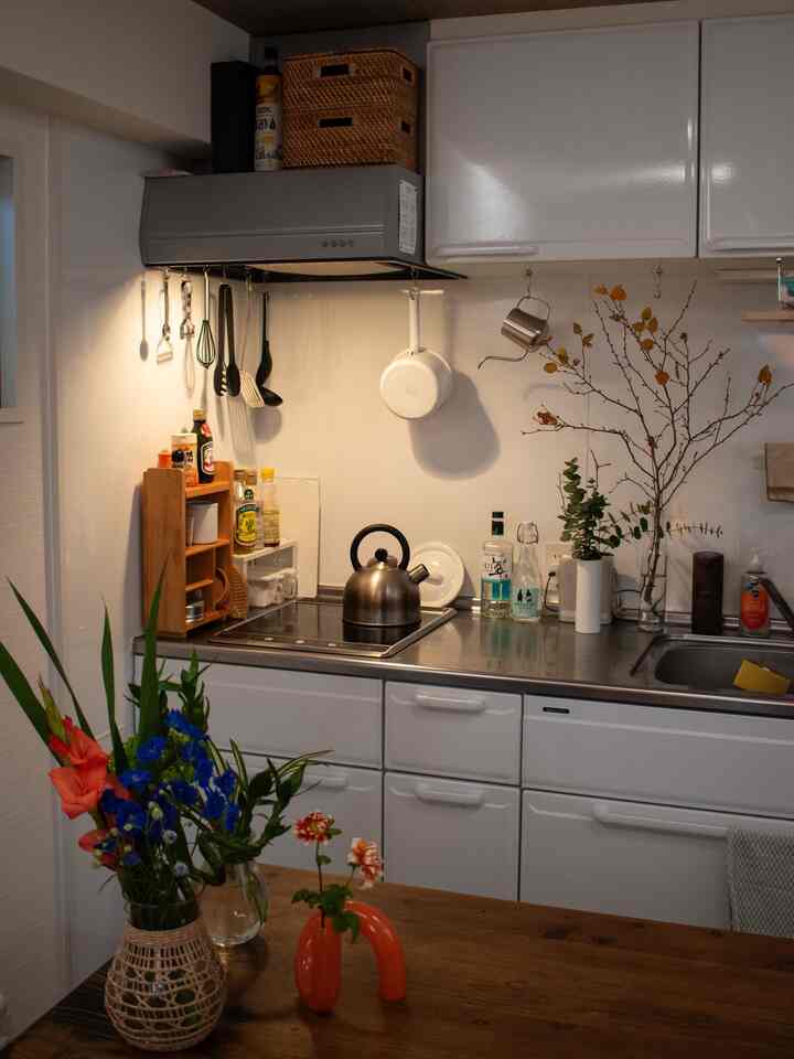 キッチンにも季節感🍂🟠
　　
#1R #ワンルーム #一人暮らし #ひとり暮らし #賃貸 #キッチン #kitchen #フラワーベース #花瓶 #花 #ACTUS #無印良品 #IKEA #京都暮らし