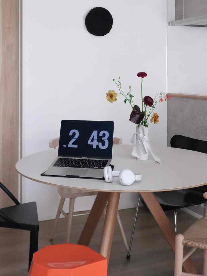 JEDI flower serviceのおはなと

友達作のフラワーベース(カバー)

とても素敵なので、
ダイニングで仕事した日。

#在宅勤務 
#丸テーブル 
#오늘장면한컷 