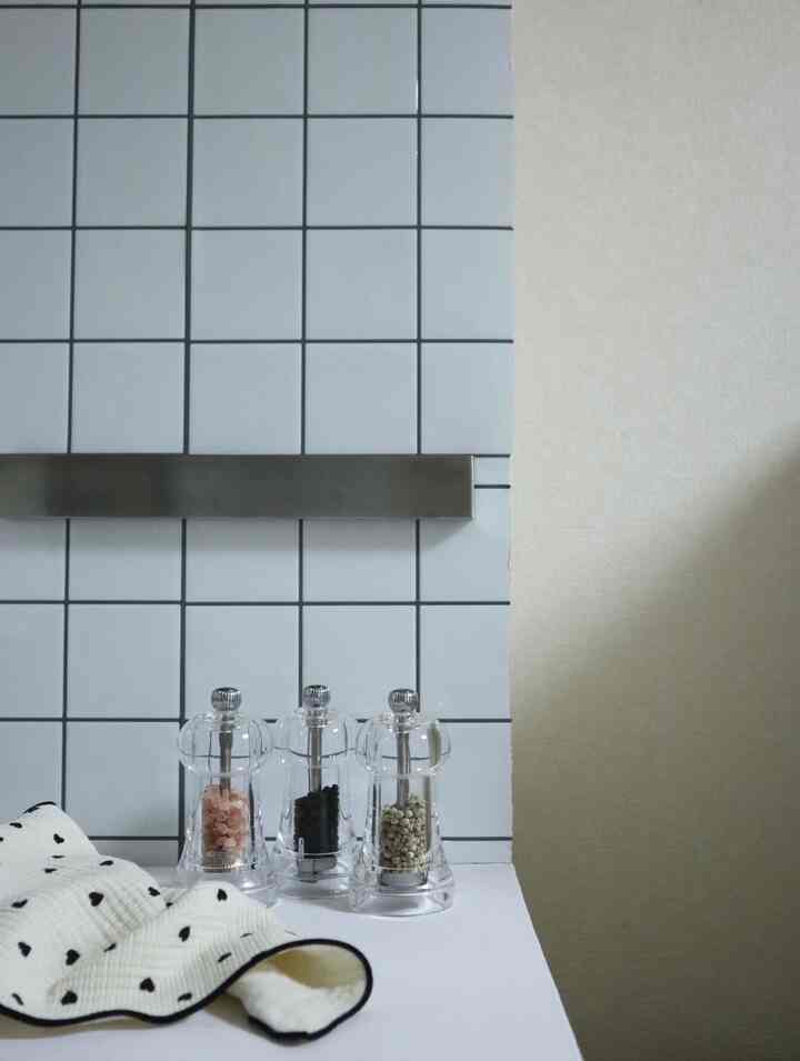 
Until now, I was using an integrated mill from iHerb, but they stopped producing it so I bought a new one.

If I was going to buy one, I wanted one that would blend in with my interior, so I narrowed down my options and went for a clear one that still had a nice feel ☺︎

I bought three, one for salt, one for black pepper, and one for white pepper.
They're practically lifelong so I want to use them carefully.

I was also looking for a tray to put them on and finally found one, which arrived today so I'll post about it again!

By the way, I DIYed the kitchen wall with tile sheets.
I might change it again next year.

#Koreaninterior #Koreainterior #無機質インテリア #韓国インテリア #シンプルなインテリア #シンプルインテリア #キッチン小物 #キッチン雑貨 #キッチンインテリア #キッチン壁 #DIY #壁紙 #シンプリスト #シンプルライフ #プジョーミル #楽天市場 #楽天ROOM