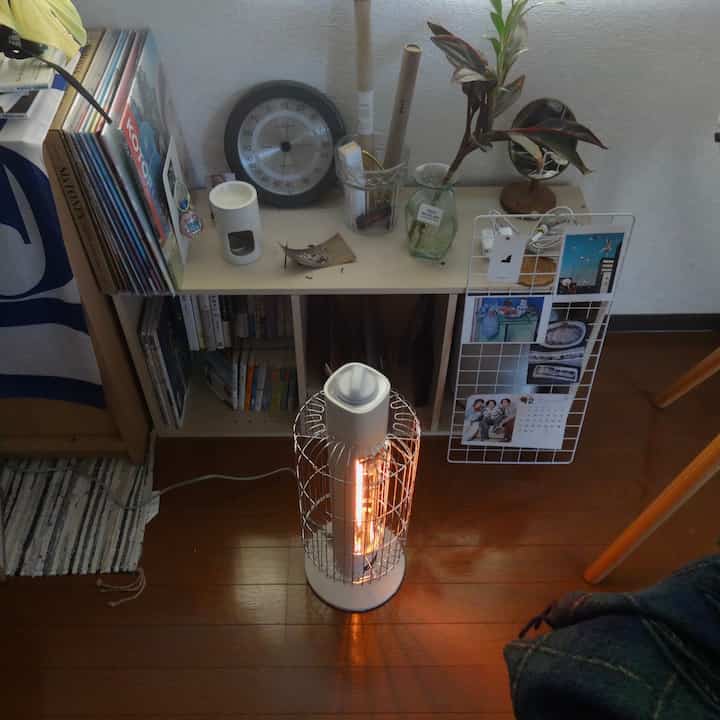 見た目もかわいいヒーター🦜
軽くて移動もらくちんだから、キッチンやお風呂上がりにも使えそう

#一人暮らし #一人暮らし部屋 #電気ストーブ #ブラインドカーテン