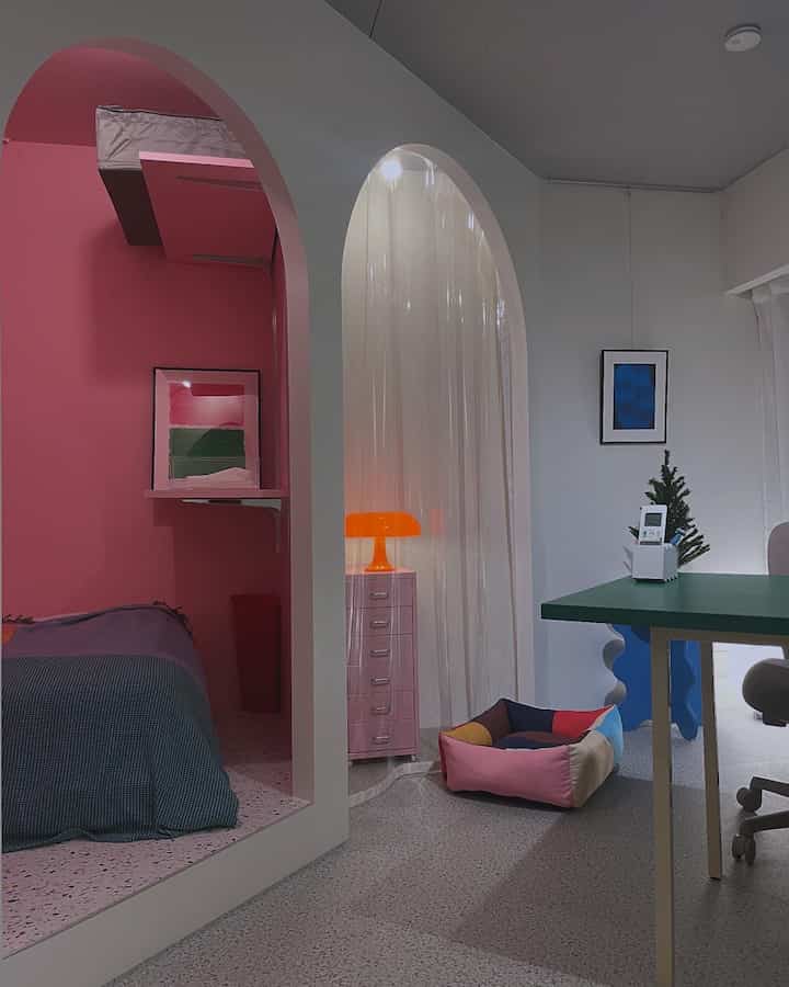 #リビング #アーチ #ピンク #ミニマル・シンプル  #カラフルなインテリア 

部屋の壁は45度斜めになっています。我が家のシンボルなアーチ開口部。