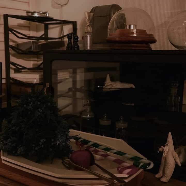 珍しく赤と緑も取り入れてクリスマス感up

#クリスマス
#christmas
#クリスマスインテリア
#christmasinterior
#christmasdecoration
#クリスマスインテリア雑貨 
#ナチュラルキッチン
#石川隆児 
#樫原ヒロ 
#ena
#日々の暮らし
#暮らしを楽しむ 
#暮らしの記録 
#すきなものに囲まれて暮らしたい 
#好きなものに囲まれた暮らし 
#ミックスインテリア
#アンティークのある暮らし
#古いものがある暮らし 
#古道具のある暮らし 
#海外インテリアに憧れる
#インテリア好き 
#暮らしの道具 
#モノトーン雑貨
#マンション暮らし 
#マンションインテリア
#eosm100
