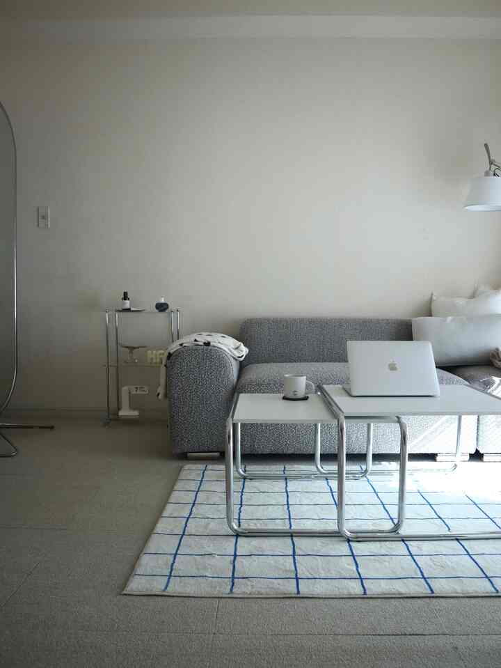 
リビングを引きで見るとこんな感じ。
入れ子式になっているネストテーブルは普段は中に入れてコンパクトに使ってます ☺︎
このテーブル残念ながら売り切れ中なので再入荷しましたら改めて投稿します。
モノトーンに差し色でブルーのグラフチェックのラグを敷いています🫐
床はタイルDIYしました。

ソファ上に飾り棚かポスターを設置したいな💭
と思いつつこのシンプルさも好き♪





#Koreaninterior #Koreainterior #無機質インテリア #韓国インテリア #シンプルなインテリア #シンプルインテリア #モノトーンインテリア #モノトーンにカラー #インテリア #インテリア家具 #インテリア配色 #インテリア小物 #インテリアオブジェ #シンプルな暮らし #ミニマリズム #シンプリスト #海外インテリア #リビング #リビングインテリア #リビング雑貨 #リビングカーペット #DIY 