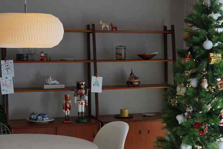 クリスマスモード全開の我が家♡
世界中のオーナメントも、ドイツの工芸品のくるみ割り人形も、オルゴールも、全部お気に入りです♡

#クリスマスインテリア
#クリスマス雰囲気 #クリスマス小物 #クリスマスツリー #クリスマスデコ 
#ヴィンテージ家具 #北欧インテリア #北欧ヴィンテージ #ラウンドテーブル 