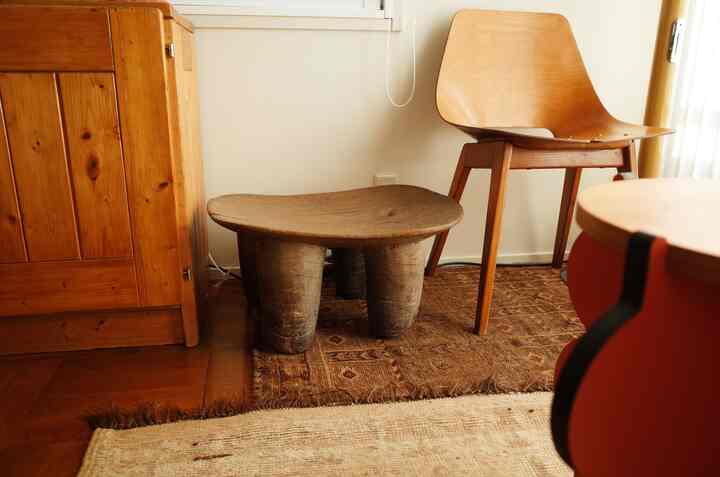 セヌフォ族のスツール
一本の木を削り上げて作られた形が迫力があって、
部屋に力強さを与えてくれる

#アフリカンアート #スツール #チェア #ヴィンテージ 