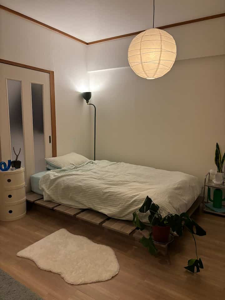 ベッドコーナー🛏️

#ベッドルーム #韓国インテリア #韓国 #ミッドセンチュリー #シンプル #2LDK #観葉植物 #間接照明 #ブランケット #ステージベッド #そのこベッド #IKEA