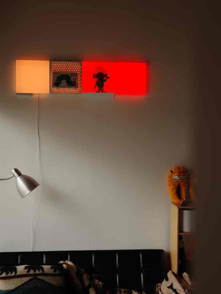 白い壁とナチュラルカラーの家具が配置された子供部屋、ぬいぐるみと壁照明がある雰囲気のあるインテリア