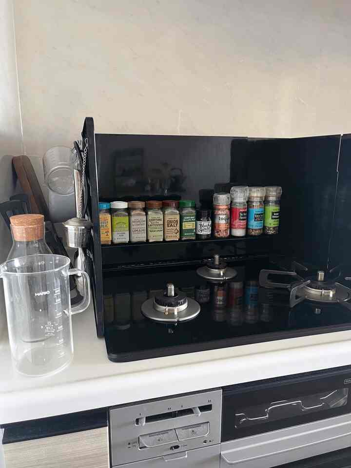 コンロ周り🧂
油汚れ防止に、壁に透明シート貼ってレンジガードと排気口カバーを置いてます。
3枚目は内見の時にとった写真🤳

#一人暮らし #1dk #キッチン #キッチンスペース #調味料 #ダイニングキッチン #団地 #myroom 