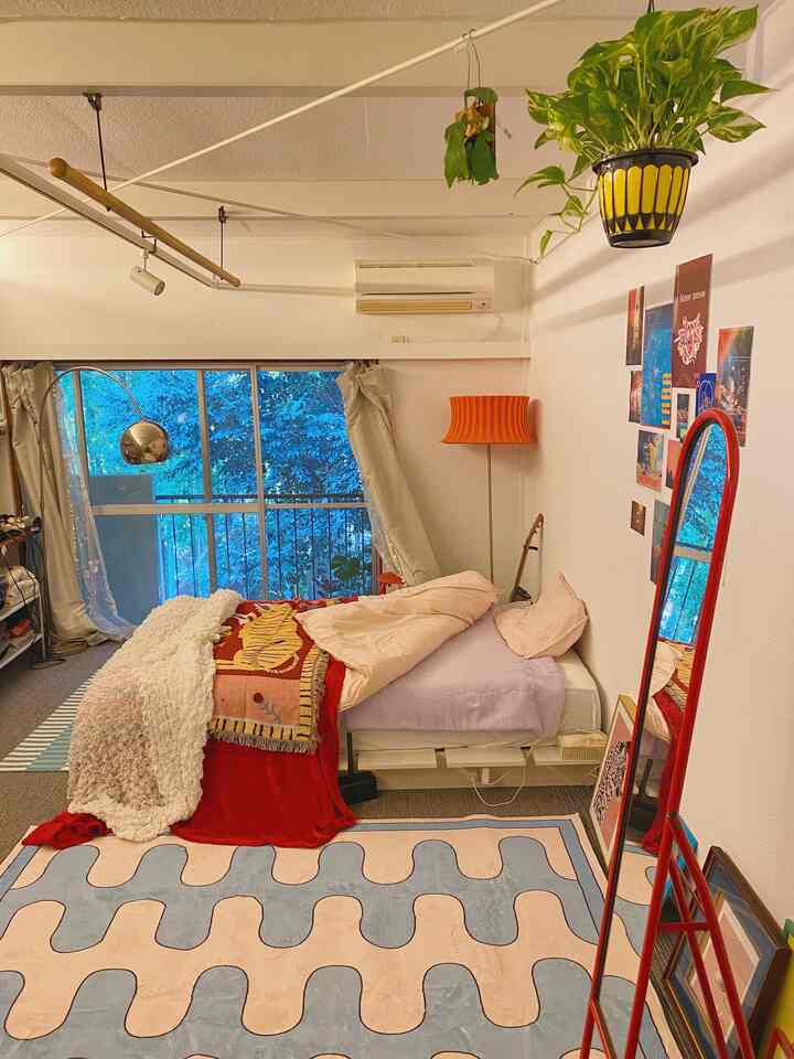 Menarik sekali bagaimana warna karpet bisa mengubah suasana sebuah ruangan secara total🌀⭐️💭
　
　
　
　
　

#Kamar studio #ワンルームインテリア #ワンルームベッド #ベッド #ベッド照明 #ベッドインテリア #ベッドカバー #窓辺 #窓 #1K #初心者インテリア #初めての一人暮らし #間接照明 #間接照明インテリア #かわいいインテリア