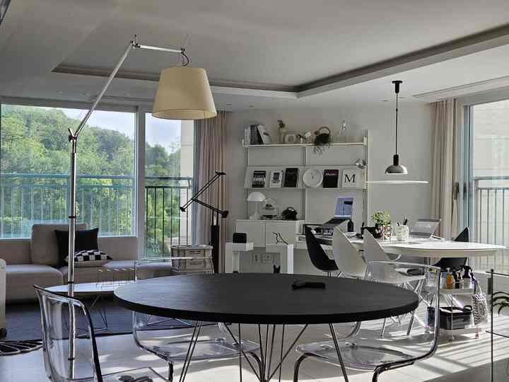 私は良い水曜日🌞久しぶりに水平写真📷 

私の家はサンビューラ、
（もちろん右は北朝鮮の個性ビューだが🥹）
四季の木の様子が見られますが、 

今が一番きれいです。幸せ🥹🫶

抽象的な緑 
南向きだから夏になると、太陽が短くなります。 
逆光ではありません。

ほとんどオークの秋には竹を殺す
冬には葉が落ちて、

今、このゲルはかなり私たちの家です🌷

...ちょっと見たい。
家に少しいたい。
気持ちよくあざけたい。本当です。
（feat.裁量休日/独泊子育て）

＃全国の自家製＃ホームスタイル＃ミッドセンチュリーモダン＃40ピエロインテリア＃きれいなインテリア＃照明インテリア＃照明レストラン＃オークリエーター 