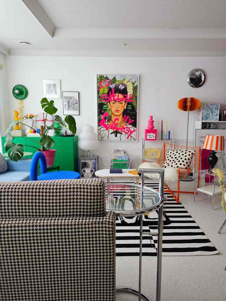 Colorful and colorful 😎

#Living room interior #컬러인테리어 #플랜테리어 #액자 #포스터 #라운지체어 #이케아 #러그 #스툴 #조명 #맥시멀리스트 #컬러풀 #벽꾸미기 #미드센츄리모던 #거실 #아파트인테리어 #거실테이블 #가구리폼 #인테리어소품