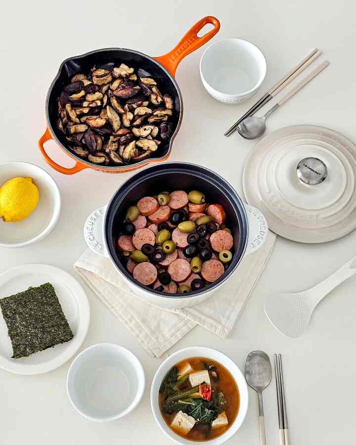 本物のおいしいオリーブソーセージ鍋レシピ☺️

 
こどもの日、我が家のチョーディングと大人が夫のためのおいしい一食！
子供も大人も好きな味の鍋レシピ持ってきました:)
 
こどもの日だから、私の家のチョーディングが好きなソーセージとオリーブをたっぷり入れて作ってくれたら、ママ最高だと双子峰を飛ばしてくれますね☺️
盛り上がったホットのオリーブソーセージ釜飯レシピです。

オリーブ好きならぜひぜひ作ってみてください
ゴボンバプで二つの空気はすごいですよー！
 
ルクルーゼゴメ炊飯器で作ったところ、ツヤがしゃっくり流れて、すっごくご飯味が最高ですよ🥹💛

👩‍🍳オリーブソーセージ鍋（2-3人前）
 
➰️素材
グリーンオリーブ200g、スパム1缶(125g)、米2カップ(335g)、水2カップ(360ml)、チキンストック1T、小玉ねぎ1個、ソーセージ2個、オリーブオイル 
 
➰️作り方 
1.米は洗った後、ふるいにかけて30分以上呼ばれます。 
2. 玉ねぎとスパムは小さく刻んでいます。 
3. ソーセージは薄く切ってオリーブは水気を抜く
4. ゴメ炊飯器にオリーブオイルを入れて玉ねぎとスパムを炒める 
5.玉ねぎが透明になったら米を入れて1分間炒める 
6.水、チキンストックを入れて中火に水が自作されるまで煮ます。
7. 水分カバー、ふたを閉めて薬火で10分煮ます。
8. オリーブ、ソーセージを入れてふたを閉め、火を消してから10分間
灸を取ります。
9. オリーブオイルを一周かけてよく混ぜておいしくお召し上がりください。 
 
✔️私はスパムの代わりにソーセージをカットし、合計270g使用しました、ぜひおいしいソーセージを使用してください！最も重要な🌟 
（ジョンクックキルバサ入れました）
✔️塩度の強いオリブラは水で洗って使用します、
家にオリーブが足りなくて110gだけそのまま入れたのに絞らずにぴったりでした。 
✔️チキンストックは省略可能ですが、入れるとずっと美味しいです。
✔️ビジュアルはオリーブを入れた方が良いですが、カットして入れる必要があります。
 
🏷使用製品
- ルクルーゼゴメ炊飯器2.8L（メレンゲ）+水分カバー
- ストーンウェア炊飯器10cm（メレンゲ）
- ストーンウェア局鉢13cm(メレンゲ)
- シグネチャースキレット20cm（オレンジ）


#ルクルーゼ #LECREUSET #ルクルーゼシェフ #ルシェフ1期 #Lecreusetchef
＃鋳鉄鋳物＃ゴメ炊飯器＃シグネチャースキレット＃ストーンウェア＃釜飯＃釜飯料理＃ファン料理＃オリーブソーセージ釜飯＃テーブルセット＃韓国料理＃レシピ＃おにぎり＃ホームクック＃メニューおすすめツール #キッチン用品 