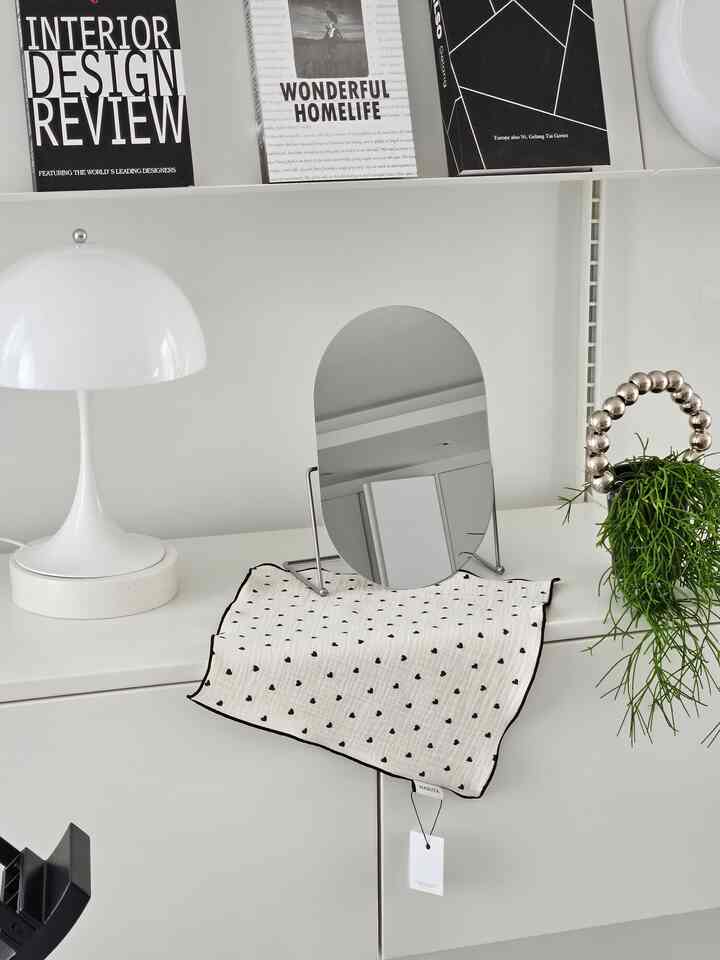 #제품제공

鏡を見る時間もありませんでした。
鏡のプレゼントをもらいました。 
これはまさにミッドセンチュリーモダンギャンソン。
鉄テリアの必須アイテム。 

マッツショップの角度調節卓上ミラーです。

最後に家に鏡が必要ですが
まだ気に入った鏡を見つけられませんでしたが、
とてもシンプルでスッキリとしたノフレームに～角度調節もされながら～ 
どこにでも似合うシルバーラインの足✨️

鉄拓はさあ、꽈꽈。 🏷マーツショップ @_muttsshop_  #거울 #거울추천
 #미드센추리모던거울 #쇠테리어 #실버거울 #미드센추리거울 #mirror #인테리어소품 #소품인테리어 #화장대거울 #메이크업 #메이크업거울 #화장거울 #모던인테리어