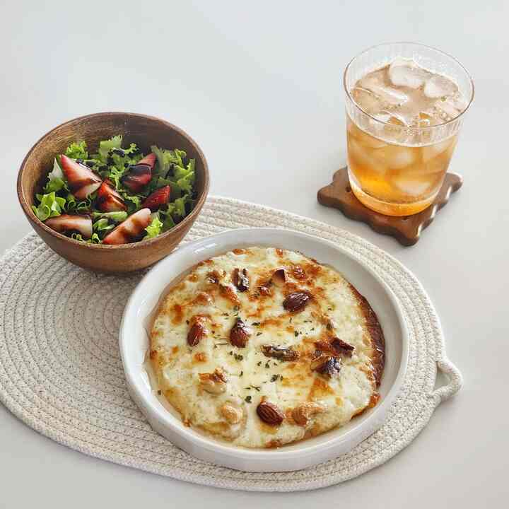 天上の味のカイマックを食べましたか？
カイマック活用レシピを1つ紹介します。
蜂蜜たっぷり〜カイマックチーズピザ🍯

1. トティアまたはフラットブレッドを準備する
2. カイマックを薄く塗る
3. ピザチーズとナッツを上げる
4. エアフライヤーでチーズがうまくなるまで焼いてくれる
5.  #치즈피자 #레시피  #메뉴추천 #홈브런치 #콤부차  #그릇 #homecook #플레이팅 #요리 #오홈스토랑 


