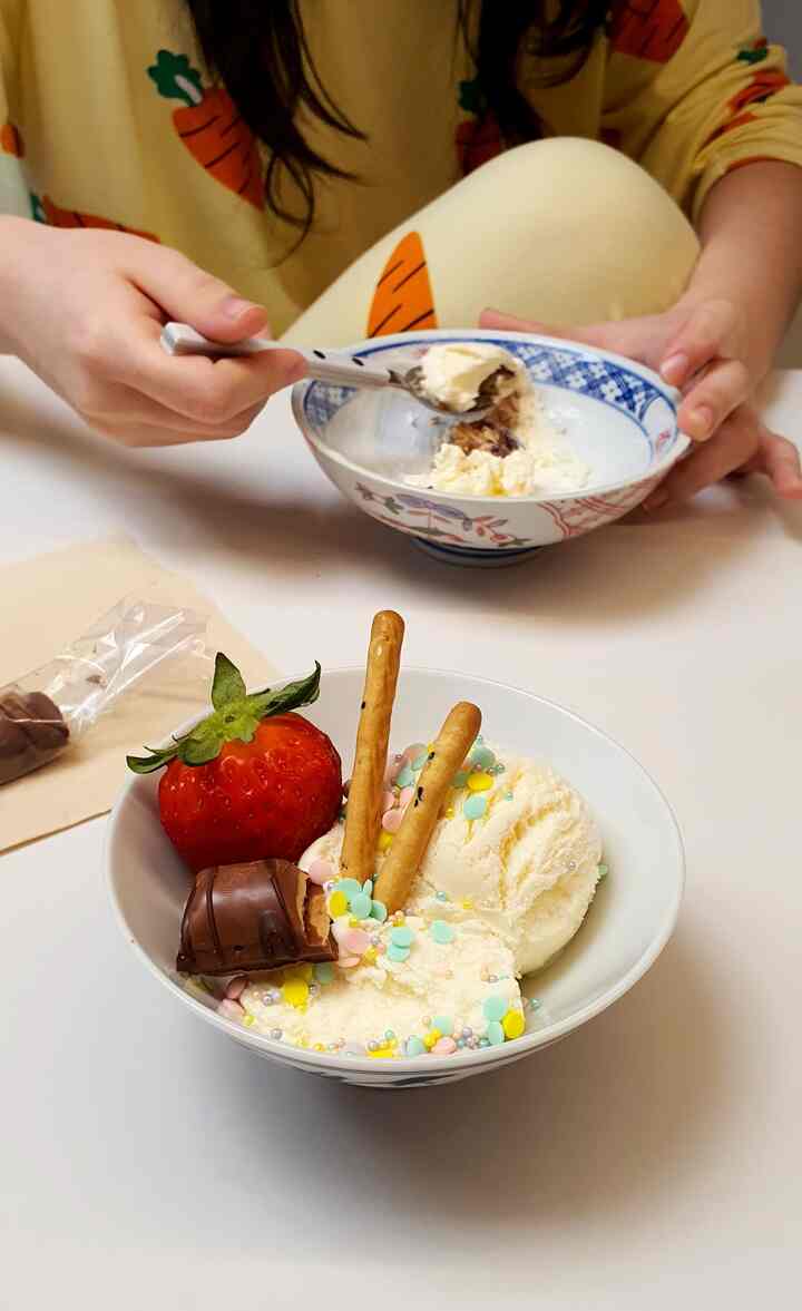 ＃夏のおやつワールドカップ[自家製アイスクリーム編]

夏のおやつなら
何と言ってもアイスクリームです^^
冷たい食べ物を遠ざける一人です。
夕方の夕食 
月月涼しいバニラアイスクリーム
イチゴ、ゴマスティック、チョコレートを上げてパームッパムック〜

甘い涼しいデザートはいつも正しいことです^^

アイスクリーム 
