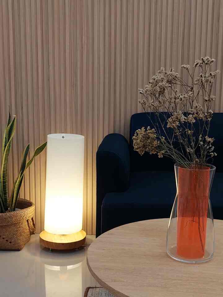 Aku suka sekali dengan lampu aksen, semakin aku belajar trntang homedecor semakin aku yakin bahwa lampu aksen itu peranannya penting sekali untuk membentuk karakter suatu ruangan. Misal di ruang tamu di rumahku ini, aku pengen membentuk suasana hangat dan tenang, makanya aku lebih banyak menambahkan lampu kuning/oranye.

#accentlight
#lampuaksen
#dekorasilampu
#lightingideas
#lampuruangtamu 