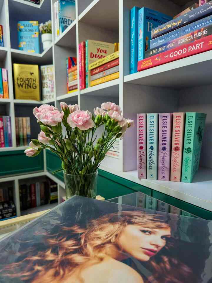 Salah satu sudut di rumah, memiliki rak buku custom yang memenuhi area bawah tangga.
#livingroom #bookshelf 