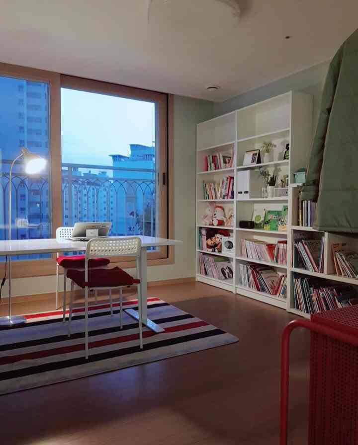  #30평대아파트 #서재인테리어 #높낮이조절책상 #이케아 #빌리책장 #철제수납장  #자석 #벽선반 #셀프인테리어 #셀프인테리어필름시공 #니케뷔 #마카페르 #맞팔