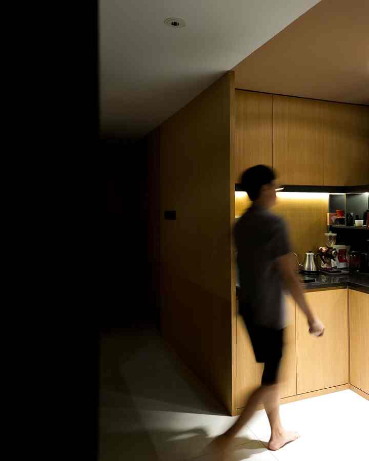 Saat membangun dapur, kami ingin dapur yang rapih dan mudah dibersihkan. Jadi kami memilih granit hitam sebagai warna utama.  Cabinet dapur kami juga didesign dari lantai ke ceiling untuk menyimpan peralatan dan bumbu, sehingga dapur bisa selalu terlihat rapih 🥰

#MyDreamKitchen #IdeDekorDapur #DapurEstetik #IssetHouse #InspirasiRumah #DekorRumah