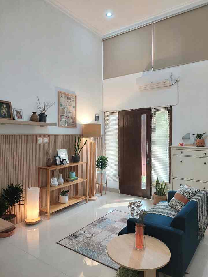 Biar gak bosan, aku mencoba mengubah posisi sofa dan menambahkan rak kayu untuk meletakkan hiasan-hiasan rumah.
Aku juga suka sekali dengan tambahan mood lamp yang bikin ruangan semakin nyaman dan estetik.
Oh iya, kbanyakan barang-barang di sini itu hasil DIY lho, contohnya adalah lampu lantai tabung, lampu lantai besar, meja bundar, termasuk juga rak kayunya. Selain karena emang hobi, DIY seperti ini juga bikin budget dekor ruangan jadi lebih hemat ☺️

#livingroomstyling
#dekorasilivingroom
#livingroommakeover
#livingroomdecorideas
#decoronbudget