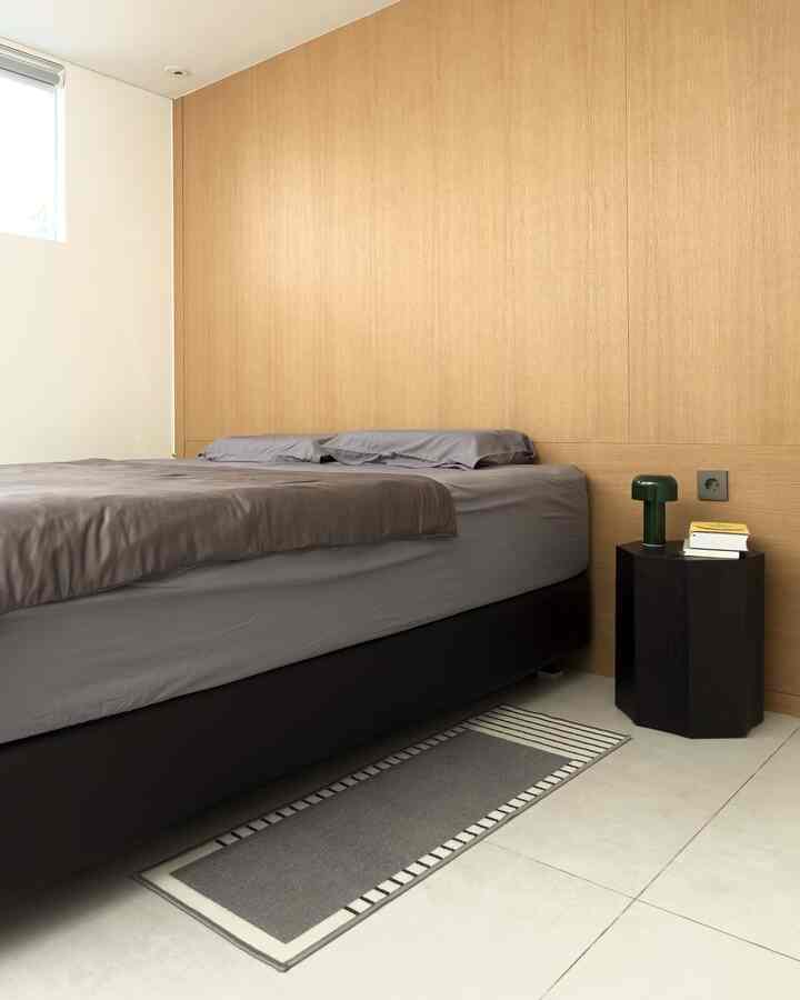 Bedroom kami didominasi warna netral perpaduan warna kayu dengan abu dan hitam agar suasana dikamar terasa cozy dan nyaman. Dekorasi dikamar tidur kami tidak banyak, karena kami ingin kamar tidur yang minim distraksi sehingga dapat tidur lebih cepat dan lelap 😊

#BedroomStyling #DekorasiKamarTidur #MakeOverKamarTidur #Kasur #IssetHouse #KamarTidur #Estetik #Dipan