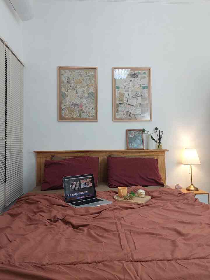 Most people definitely don't like eating or working in bed. But here, my home my rules! Hehehe...
I can spend hours editing videos which is my job every day. When I'm tired of sitting, I sometimes move to my room to continue working while lying down and relaxing. Oh, but don't do this too often, because of course it's not good for maintaining body posture while working.
If you just bring coffee and snacks once in a while, that's fine... 😁✌️
#BedroomStyling
#BedroomDecoration
#MakeOverBedroom
#bedtime
#minimalist bedroom
#messybedroom