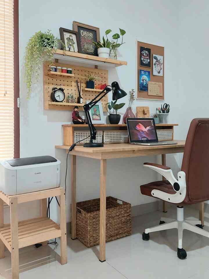 Aku baru saja menata kembali area ruang kerja. Ini masih belum selesai karena aku masih perlu menambahkan lampu gantung dan mood lamp yang lain biar lebih estetik. Kebanyakan barang di sini adalah hasil DIY lho, termasuk meja kerjanya. Next aku update lagi kalau susah selesai semua 😁🙌
#workingspace
#homeoffice
#japandi
#workfromhome
#desainruangkerja
#ideruangkerja