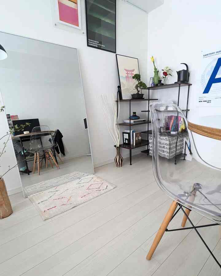 部屋に圧迫感を与えたくなかったので、鏡は縦145cmのものを購入しました！

おそらく平均的な姿見よりだいぶ小さいですが、高身長の方でもしっかり映ります。

#全身鏡 #全身ミラー #クリアチェア #アート #ポスター #一人暮らし #10畳