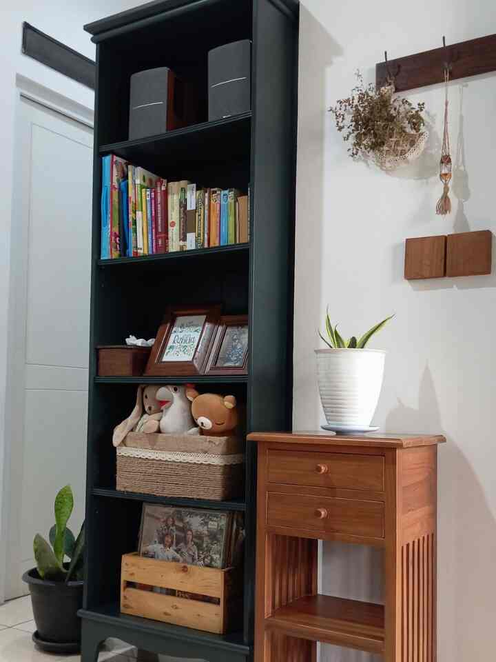 Layout baru, rak buku Lommarp by IKEA yang memberikan kesan vintage dengan warna hijau gelap senada dengan pallate rumah kami. #lommarp #ikealommarp #penutupsaklar #vintage #tinyhouse 