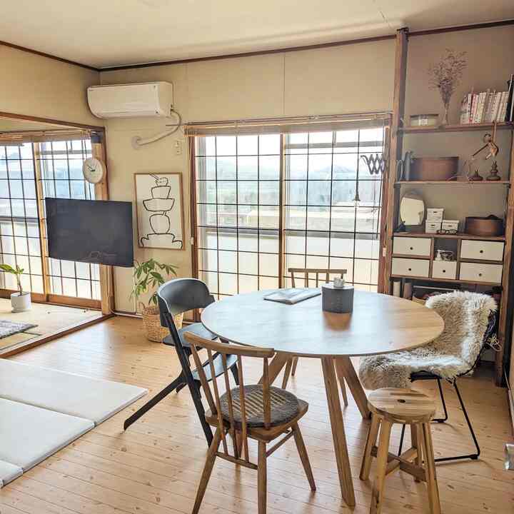 HAYラウンドテーブルが届きました##！
サイズは思い切って120cmに😌
家族との距離も近く、使い心地もいいですが
見た目の可愛さが1番かもしれません💕🥺
#ラウンドテーブル #ダイニングテーブル #リビング
#ダイニングチェア #北欧ポスター #finelittleday #hay 
#賃貸 #団地 #団地暮らし 