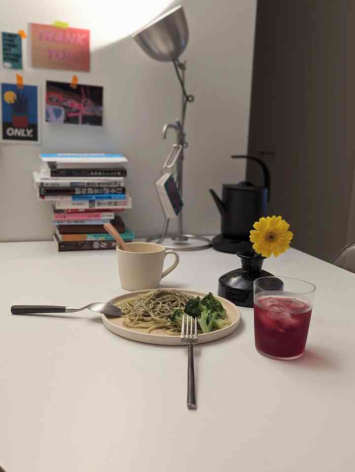 卓上にお花があるとご飯が華やかになる🌼
ダルトンのフラワーベースはとてもお気に入り。

#フラワーベース #ダルトン #DULTON #グラス 